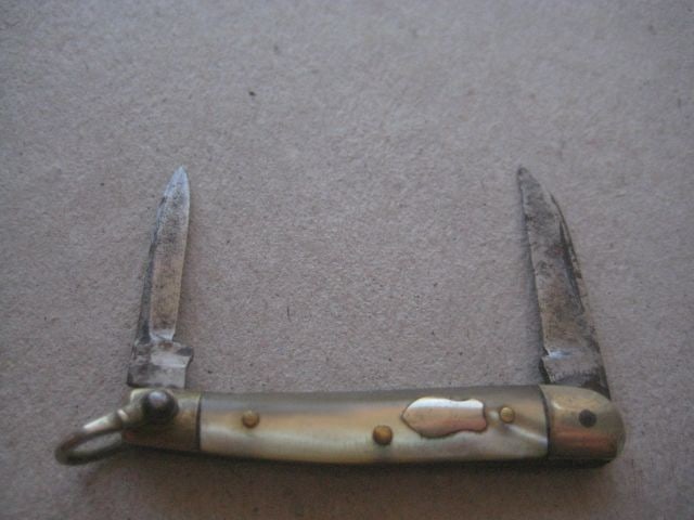 Mother of Pearl Hafted Twin Steel Bladed Folding Fruit Knife: Title: Mother of Pearl Hafted Twin Steel Bladed Folding Fruit Knife Description: Mother of Pearl Hafted Twin Steel Bladed Folding Fruit Knife. Dates to around 1940. 