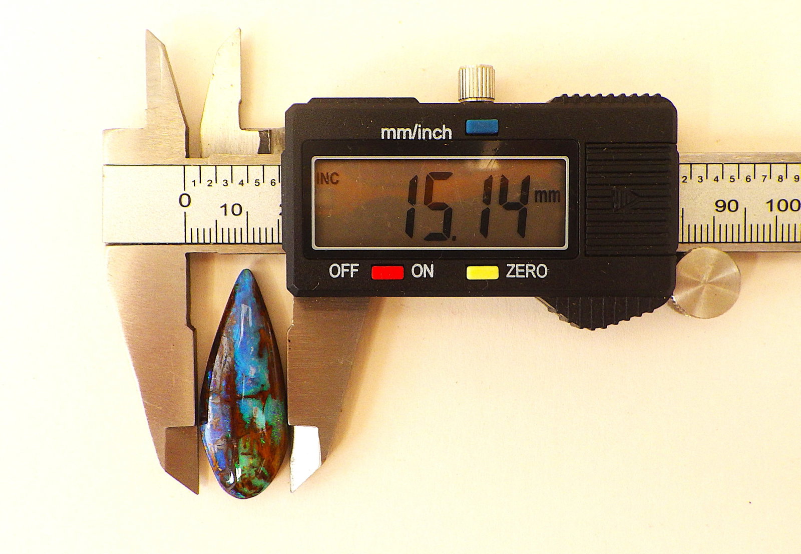 Rare Australian black opal fossil wood 20 carats - 7