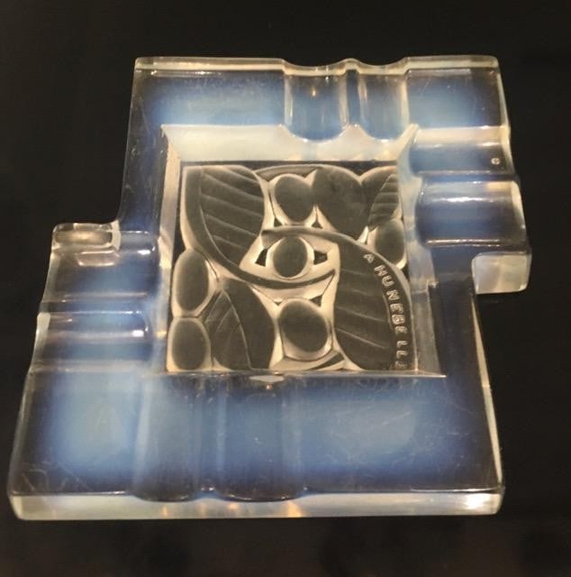 Andre Hunebelle (1896-1985) Art Deco, Opalescent Ashtray, Leaf and Berries, Signed, 1930 - 2