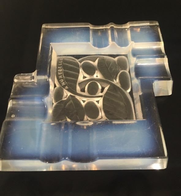 Andre Hunebelle (1896-1985) Art Deco, Opalescent Ashtray, Leaf and Berries, Signed, 1930 - 3