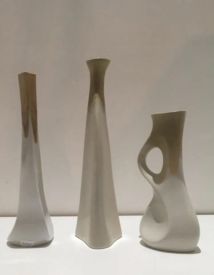 Circa 1970s ‘Sgrafo Modern’ Swirl, Sale and Twist Vase Trio Display of German Mid Centur - 3