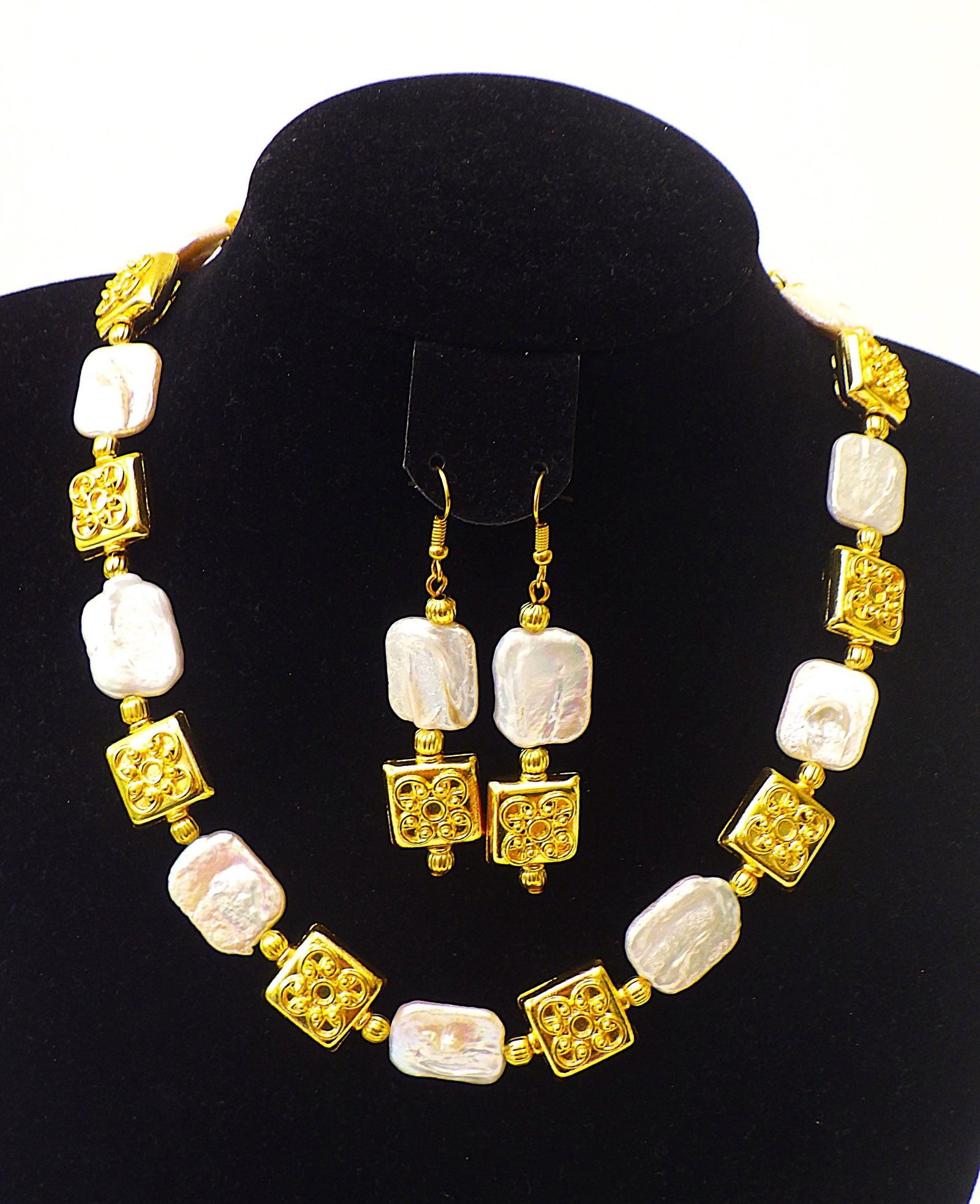 Unusual necklace & earrings set with large square natural pearls: Title: Unusual necklace & earrings set with large square natural pearls Description: A very unusual, statement necklace and earrings set consisting of very substantial square white natural pearls