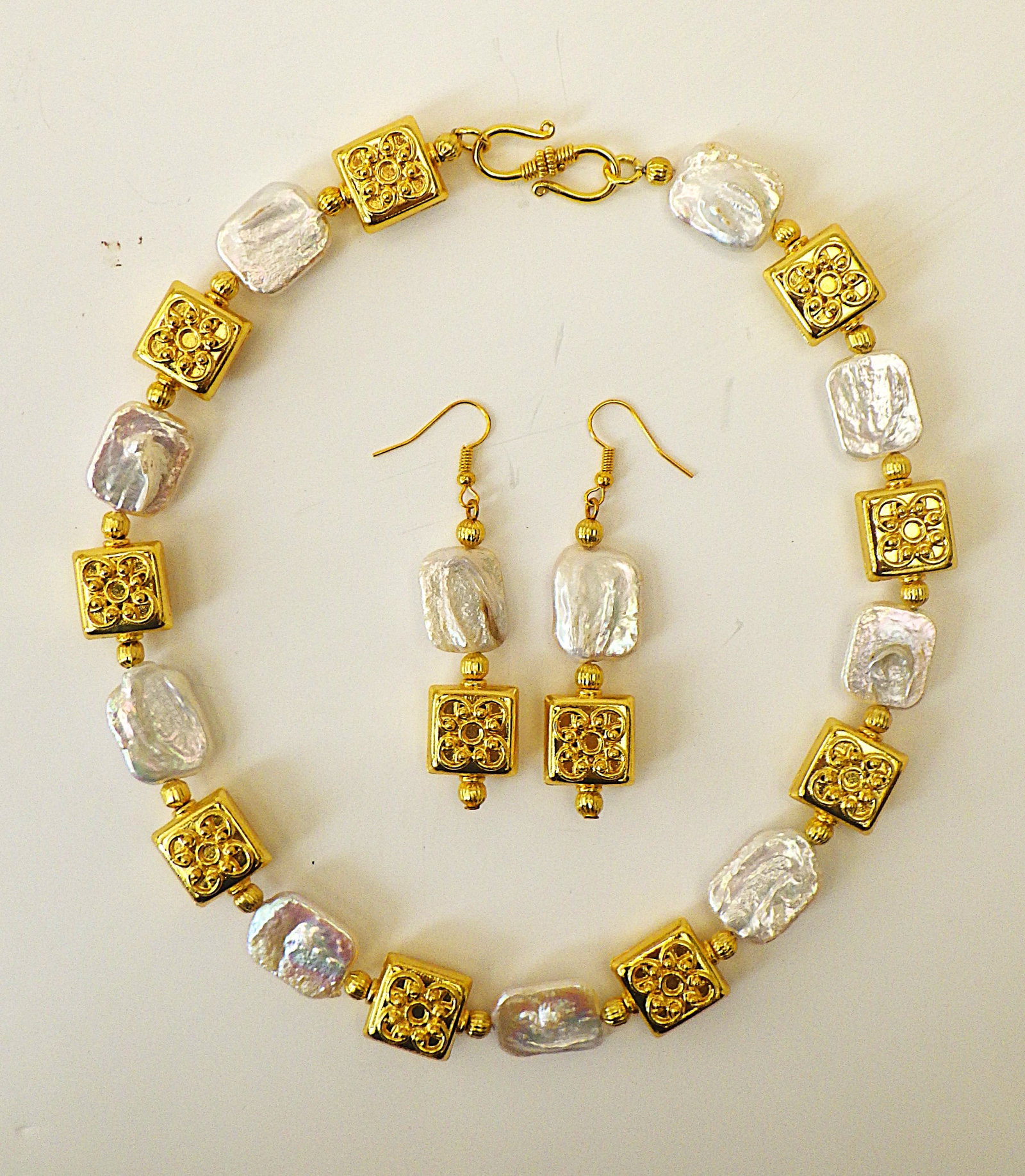 Unusual necklace & earrings set with large square natural pearls - 3