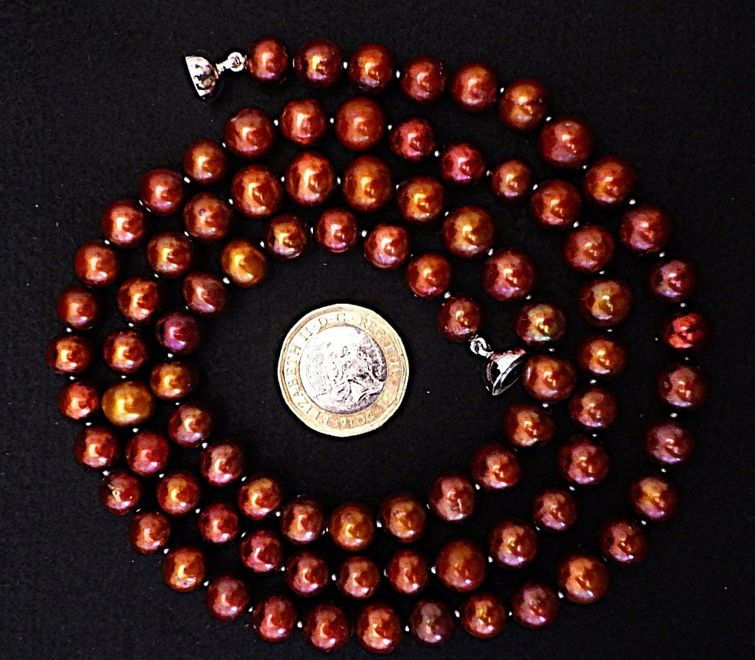 South seas natural coffee coloured cultured pearl long necklace: Title: South seas natural coffee coloured cultured pearl long necklace Description: A fabulous, long necklace (82 cm) with coffee coloured cultured pearls, each one individually knotted for extra