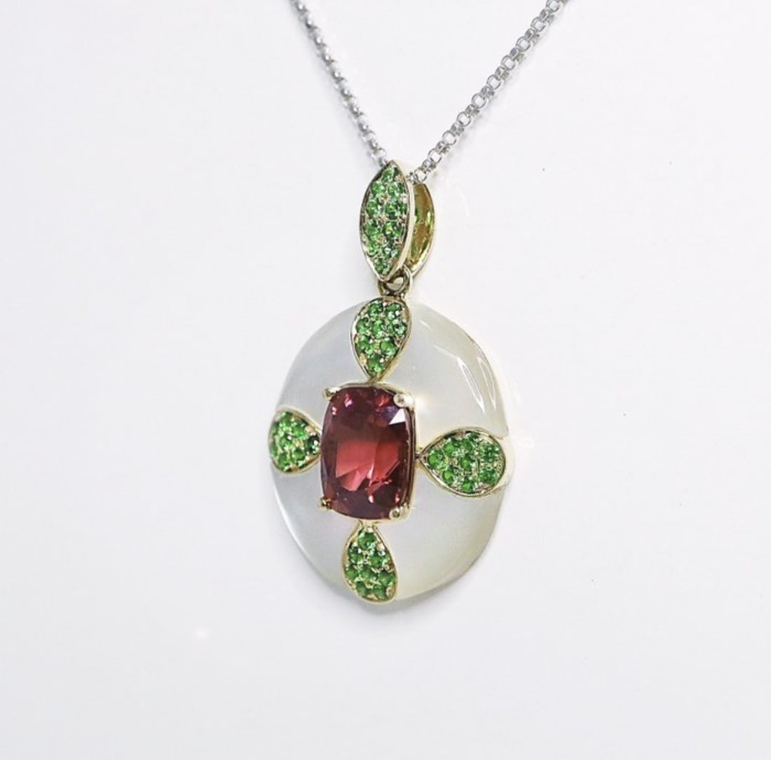 14k Gold, Purplish Red Spinel, Tsavorite Garnet, Pearl, IGI certified: Title: 14k Gold, Purplish Red Spinel, Tsavorite Garnet, Pearl, IGI certified Description: An IGI certified 2.92ct intense purplish red natural spinel pendant set in 14k gold with mother oyster and