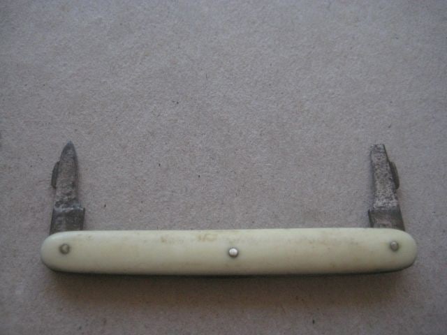 Antique French Bone Hafted Twin Bladed Penknife, c1900: Title: Antique French Bone Hafted Twin Bladed Penknife, c1900 Description: Antique French Bone Hafted Twin Bladed Penknife. Dates to around 1900. Length open is 3.5 Inches. 