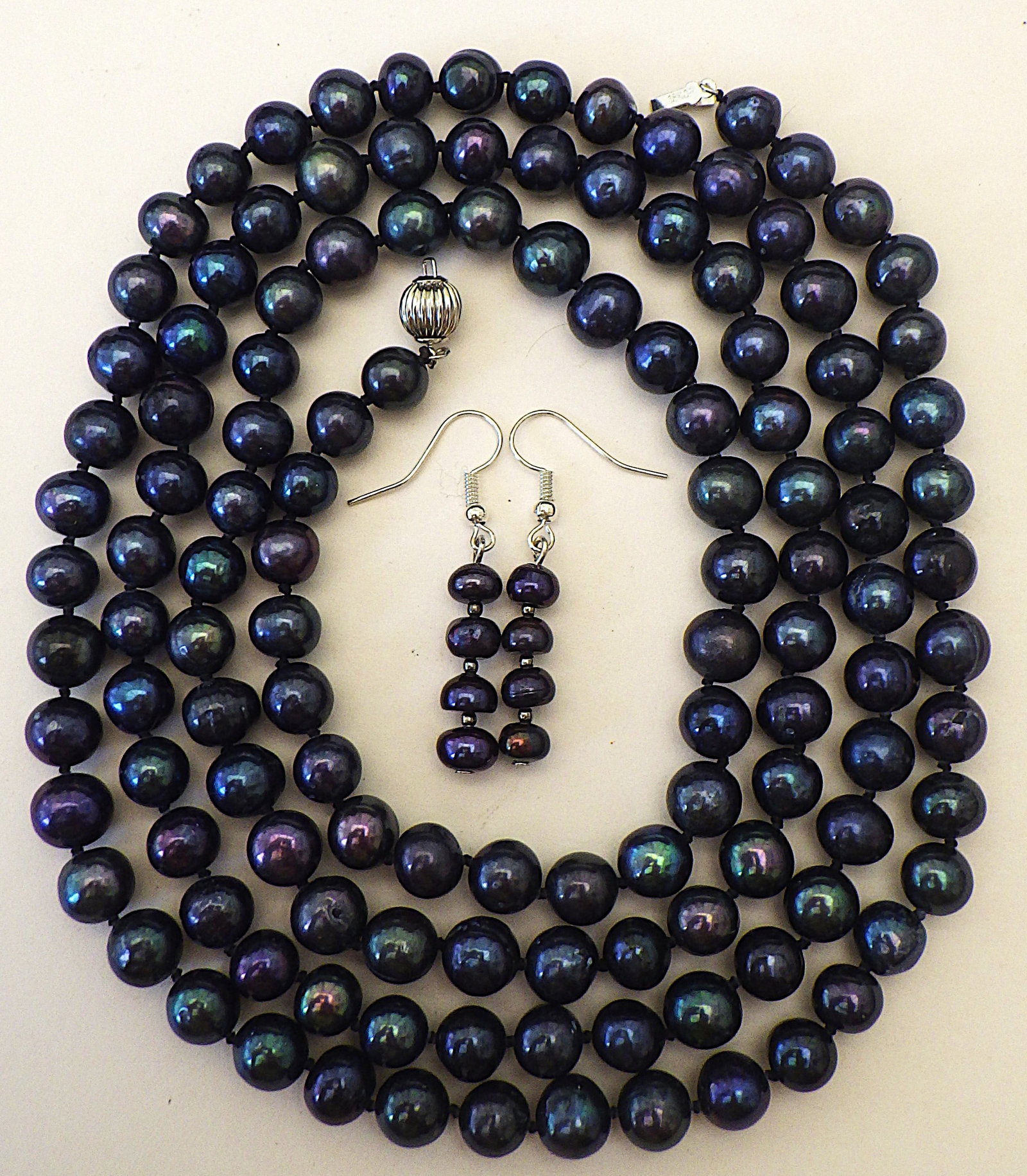 Very long 120 cm black pearl necklace & earrings set: Title: Very long 120 cm black pearl necklace & earrings set Description: A truly magnificent Tahitian black pearl necklace of Opera length (120 cm!) and matching earrings. Pearls of mature age and