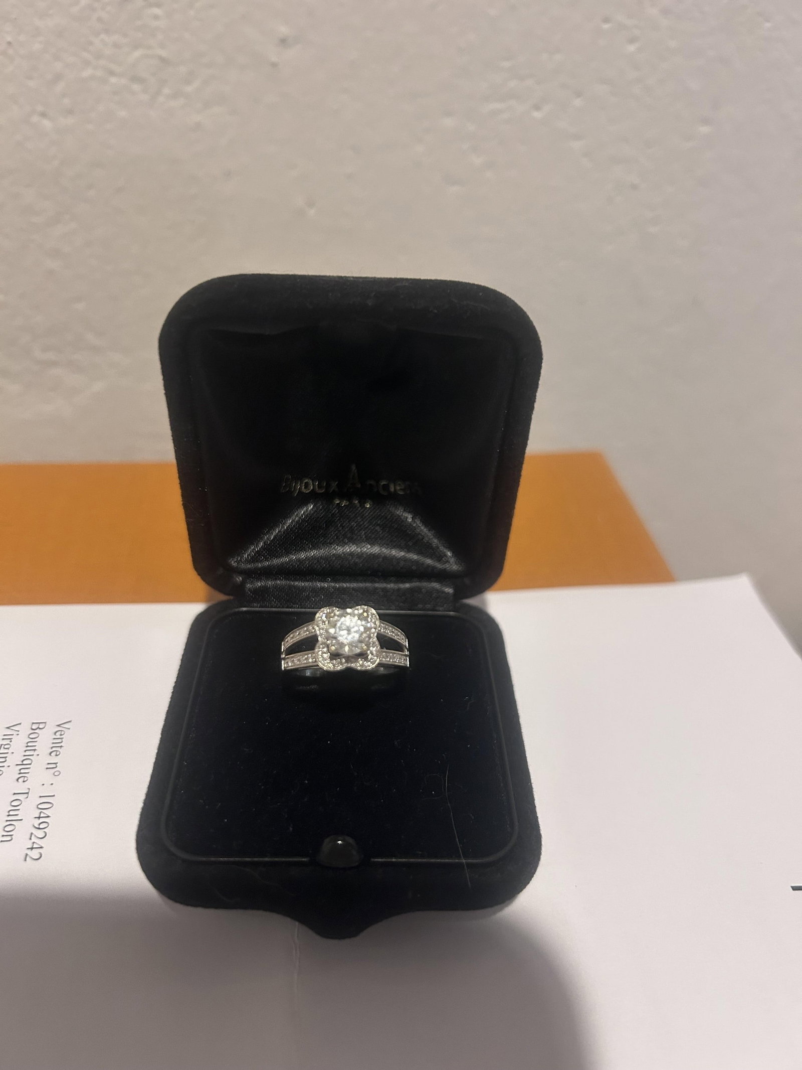 Bague Chance of Love Numéro 10 - Diamant 1 carat: Title: Bague Chance of Love Numéro 10 - Diamant 1 carat Description: Bague Mauboussin Chance of Love Certificat laboratoire pour le diamant de 1 carat Condition: Used Delivery option: Delivery