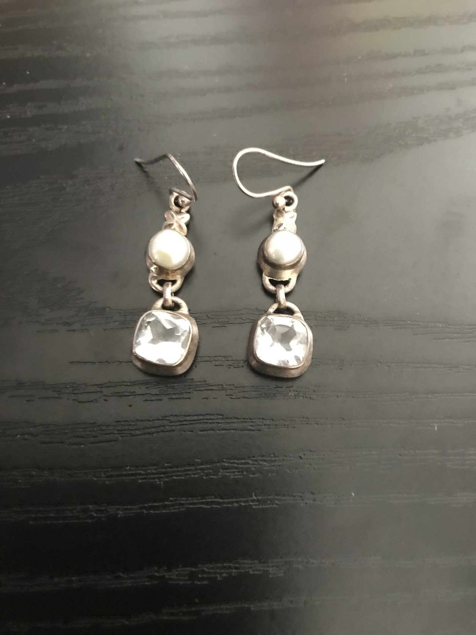 Vintage 925 Sterling Silver Clear Quartz and Pearl Drop Earrings: Title: Vintage 925 Sterling Silver Clear Quartz and Pearl Drop Earrings Description: Vintage drop earrings with two square clear quartz cushion cut style and two pearls. For pierced ears.