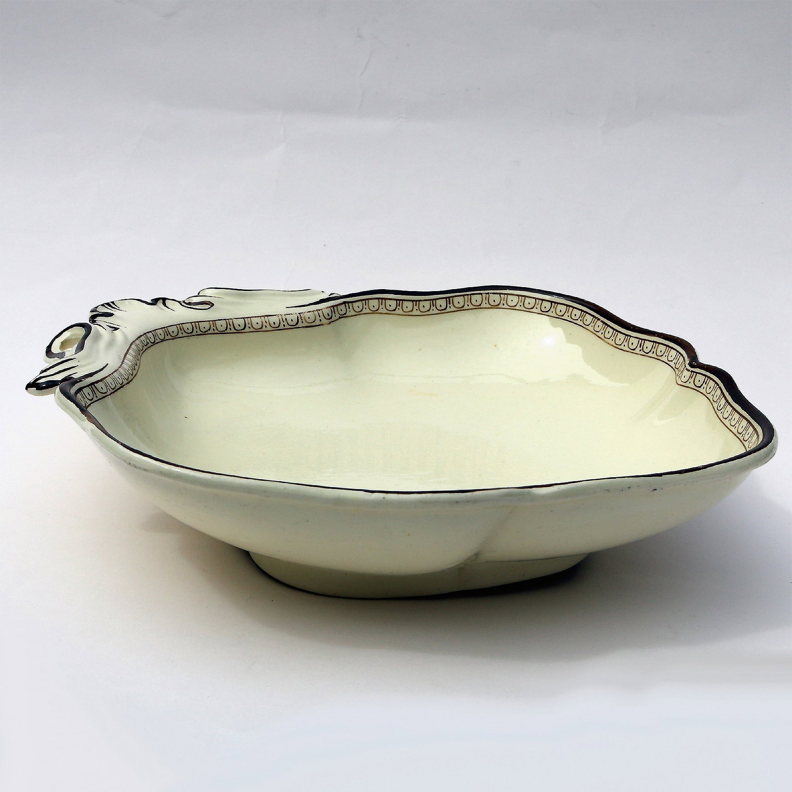 An antique Georgian Wedgwood creamware pottery novelty shell-shaped Bowl 1790 - 4