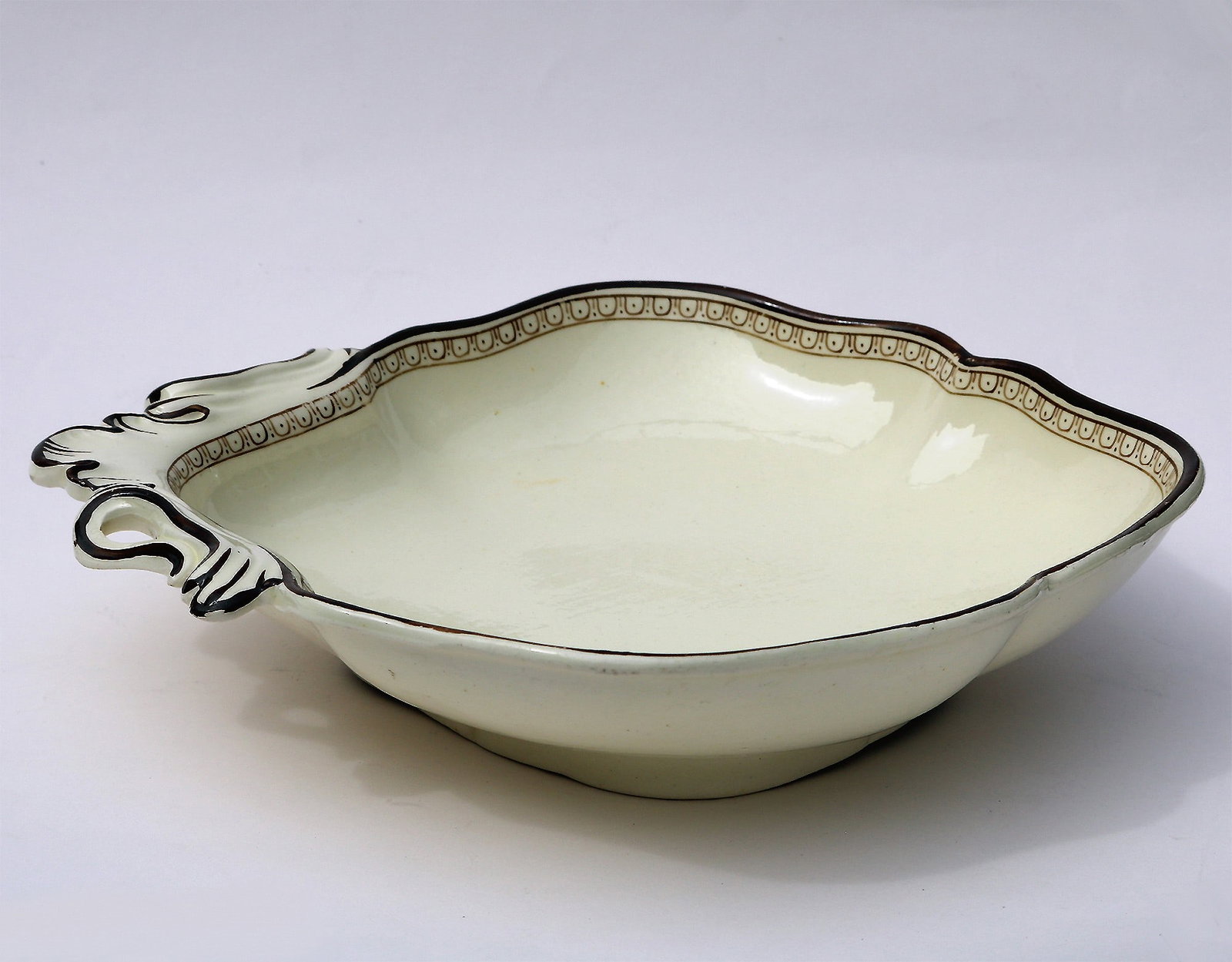 An antique Georgian Wedgwood creamware pottery novelty shell-shaped Bowl 1790 - 5