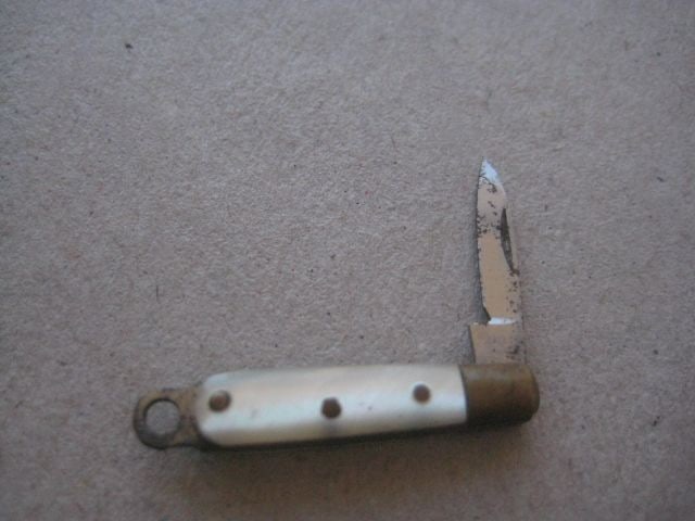 Miniature Mother of Pearl Hafted Steel Bladed Folding Fruit Knife (1 of 2)