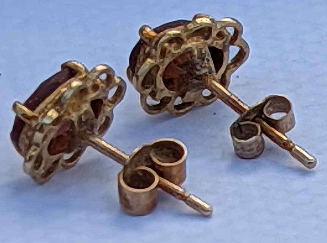 9ct Gold Garnet-Color Stone Screw-Back Earrings: Title: 9ct Gold Garnet-Color Stone Screw-Back Earrings Description: Beautiful pair of vintage 9ct yellow gold earrings featuring deep red/purple cabochon-style stones (likely garnet or glass) in