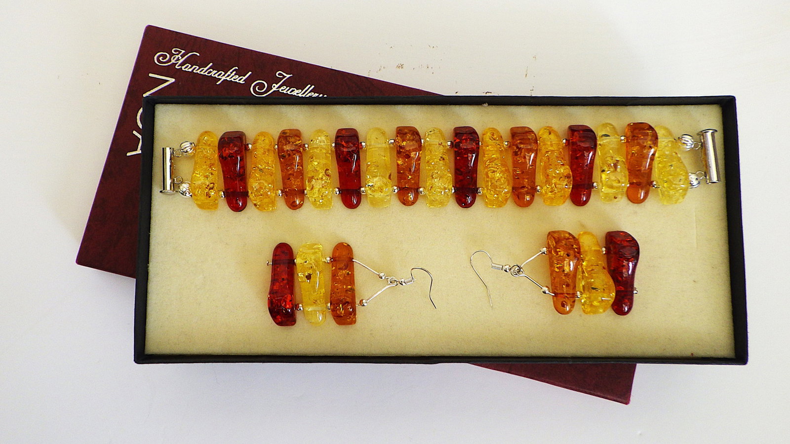 Amber resin bracelet & earrings set: Title: Amber resin bracelet & earrings set Description: A beautiful multi-coloured amber resin bracelet and earrings set in a presentation case. Bracelet length: 19 cm, earrings length: 5 cm,