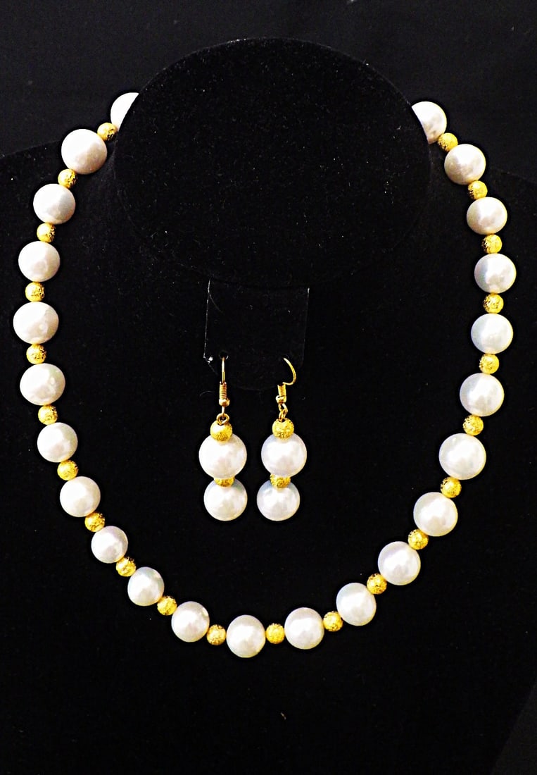 Necklace & earrings set with large cultured pears 9K gold clasp: Title: Necklace & earrings set with large cultured pears 9K gold clasp Description: A wonderful and substantial necklace and earrings set with large (12-13 mm) round white cultured mature pearls