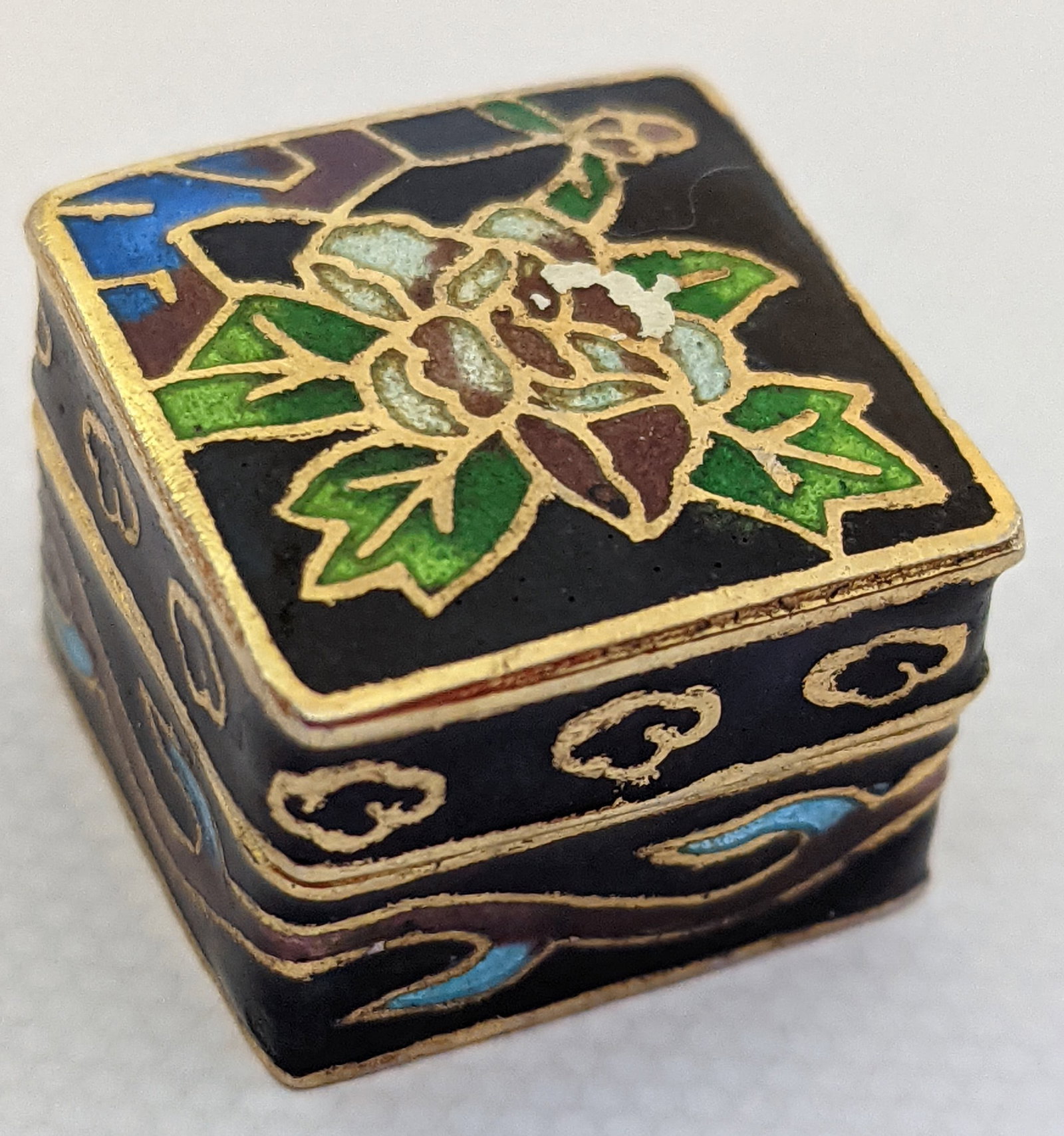 Vintage Chinese Cloisonné Enamel Miniature Pill / Trinket Box: Title: Vintage Chinese Cloisonné Enamel Miniature Pill / Trinket Box Description: A charming little collector's piece – a beautifully hand-crafted miniature cloisonné enamel box w