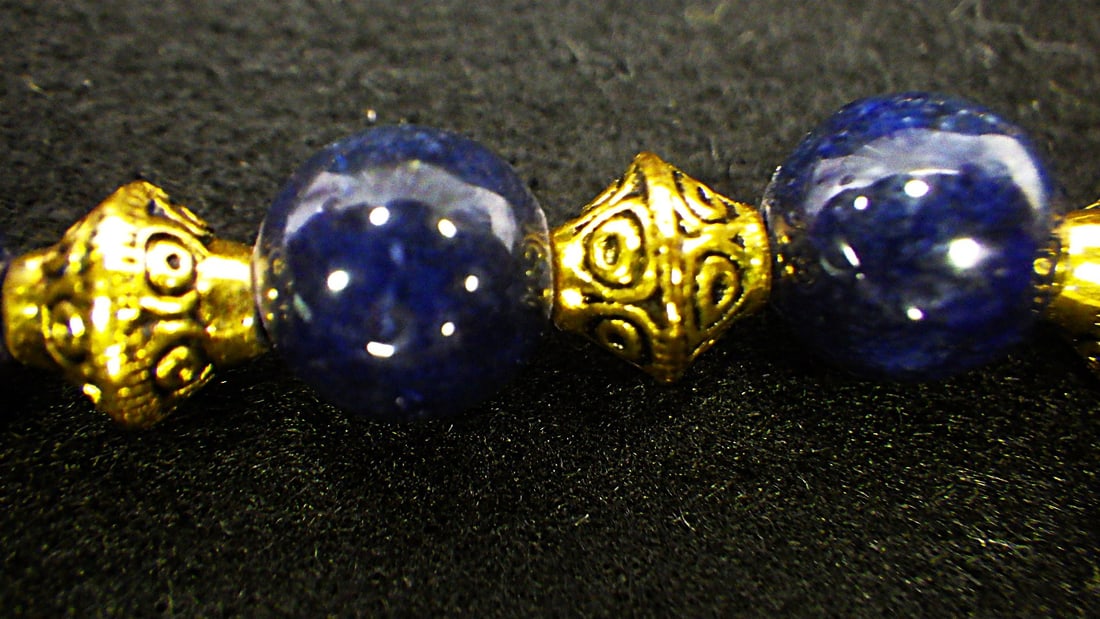 A vintage lapis lazuli necklace with bronze fertility symbol - 3