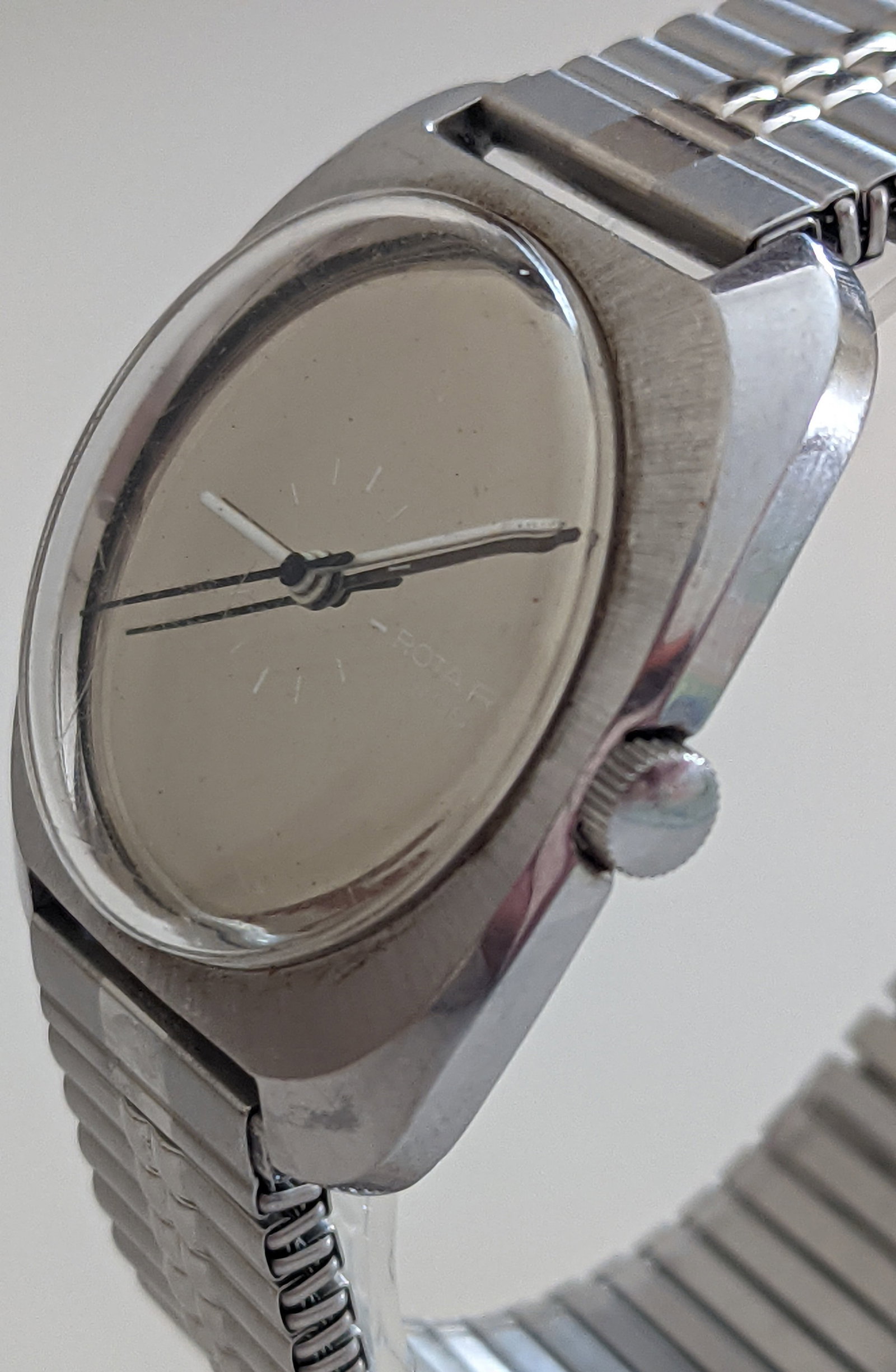 Vintage 1960s Rotary Swiss "Space Age" Stainless Steel mechanical Watch: Title: Vintage 1960s Rotary Swiss "Space Age" Stainless Steel mechanical Watch Description: Up for sale is an excellent example of a vintage Rotary Swiss watch, featuring the quintessential "Space