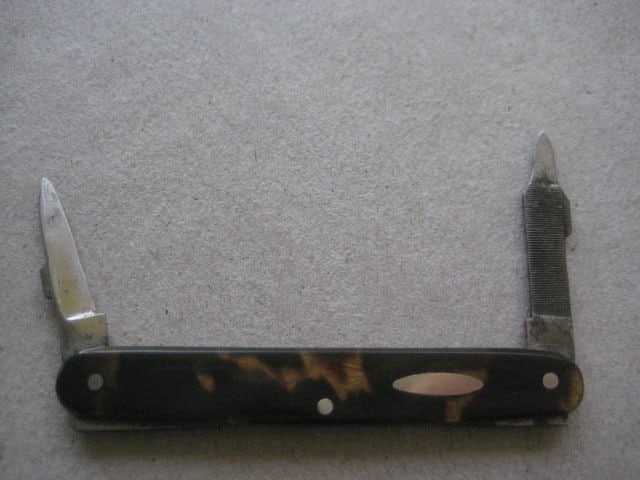 Antique Twin Bladed Penknife, c1900: Title: Antique Twin Bladed Penknife, c1900 Description: Antique Twin Bladed Penknife. There is a nice worked spring along the edge of the piece. Dates to around 1900. Length open