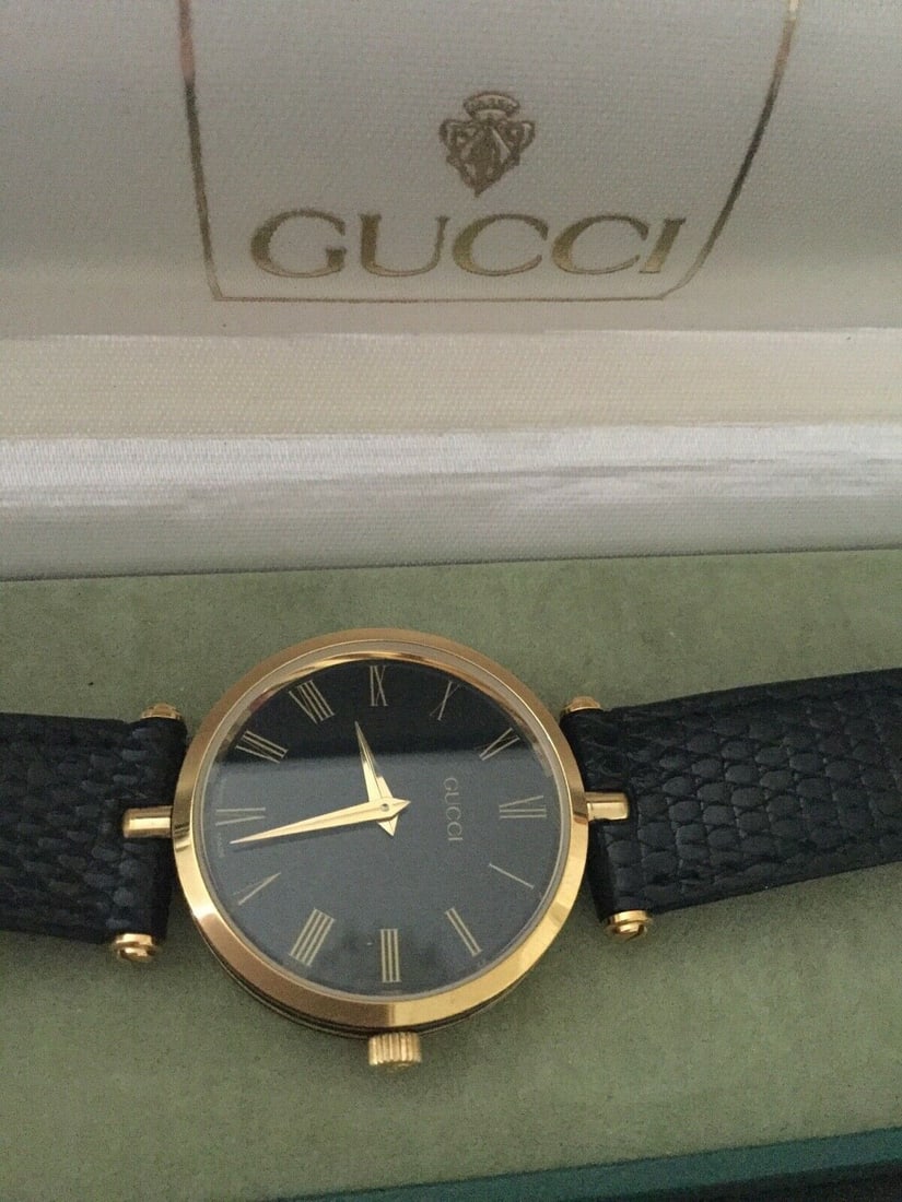 Gucci 2000M Stack Watch Gold Plated & Enamel Gucci Black Leather Strap Boxed: Title: Gucci 2000M Stack Watch Gold Plated & Enamel Gucci Black Leather Strap Boxed Description: Gucci 18k Gold Plated Black Dial Swiss Quartz Watch 2000M. The size of the watch is about 1 1/4" (30