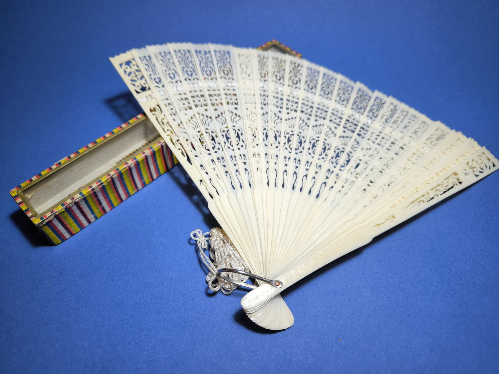 Fine Chinese Qing Dynasty, 19th Century Bone 1875 Boxed: Title: Fine Chinese Qing Dynasty, 19th Century Bone 1875 Boxed Description: Fine Chinese Qing Dynasty, 19th Century Bone 1875 Boxed Estimate:500 - 1500$ All our items are carefully packaged and