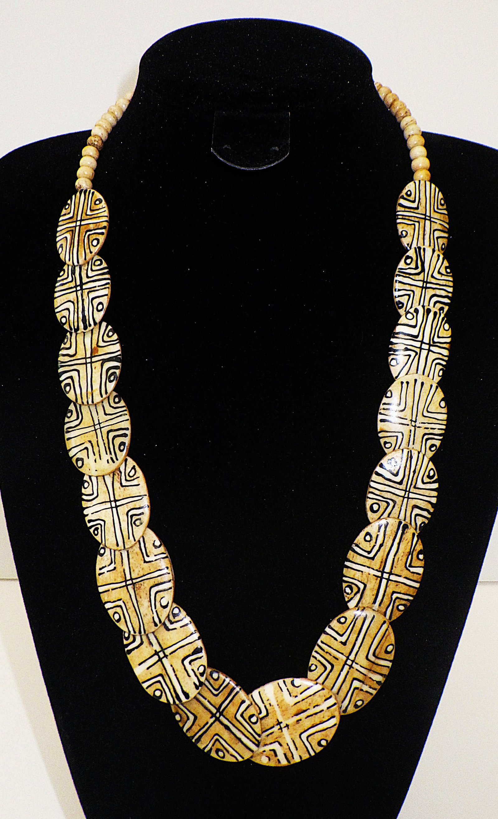 Vintage African hand made bone necklace: Title: Vintage African hand made bone necklace Description: A vintage, Senegalese, tribal bovine bone necklace with hand painted geometric designs, in excellent condition. Length: 65 cm, weight: 94
