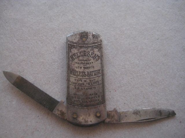 Vintage Hellesens Wireless Battery Advertising Penknife, c1940: Title: Vintage Hellesens Wireless Battery Advertising Penknife, c1940 Description: Vintage Hellesens Wireless Battery Advertising Twin Steel Bladed Penknife. Dates to around