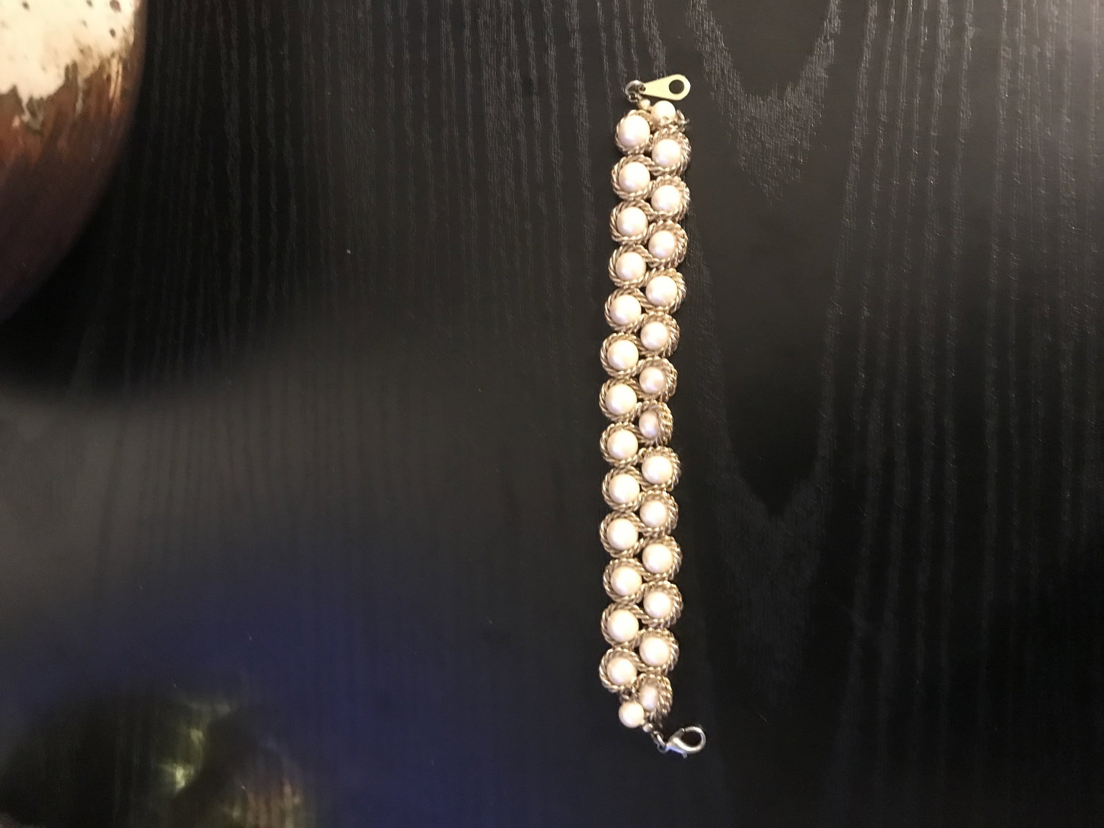 Faux Pearl Bracelet With Twisted Gold Tone Metal: Title: Faux Pearl Bracelet With Twisted Gold Tone Metal Description: Vintage faux Pearl and gold tone metal bracelet. Condition: Used Delivery option: Delivery Location: NW4 Category: Antiques