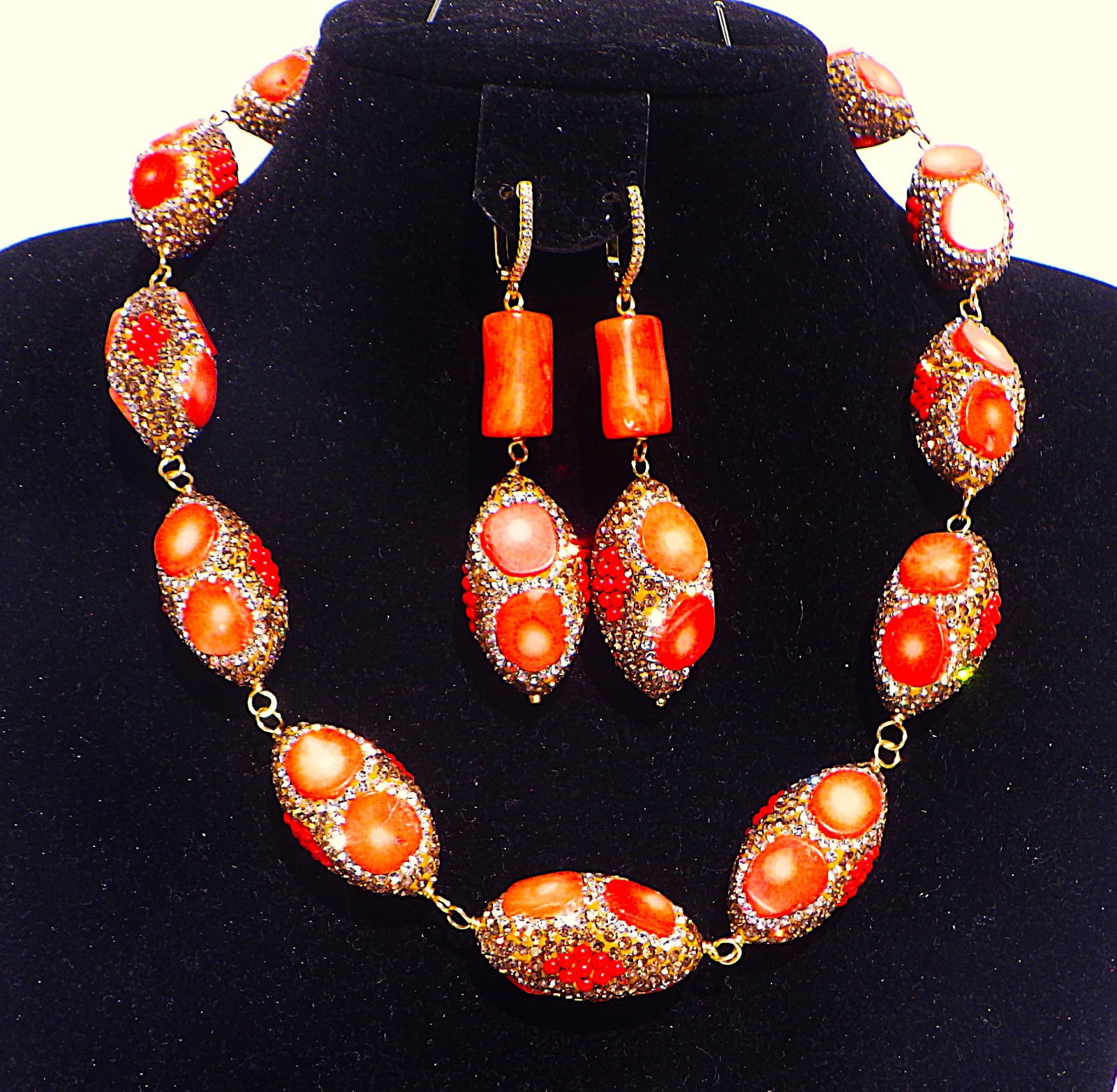 Glamorous red coral necklace & earrings set: Title: Glamorous red coral necklace & earrings set Description: A very fashionable, red coral necklace and earrings set in a presentation box. Necklace length: 46-50 cm, earrings length: 7 cm,