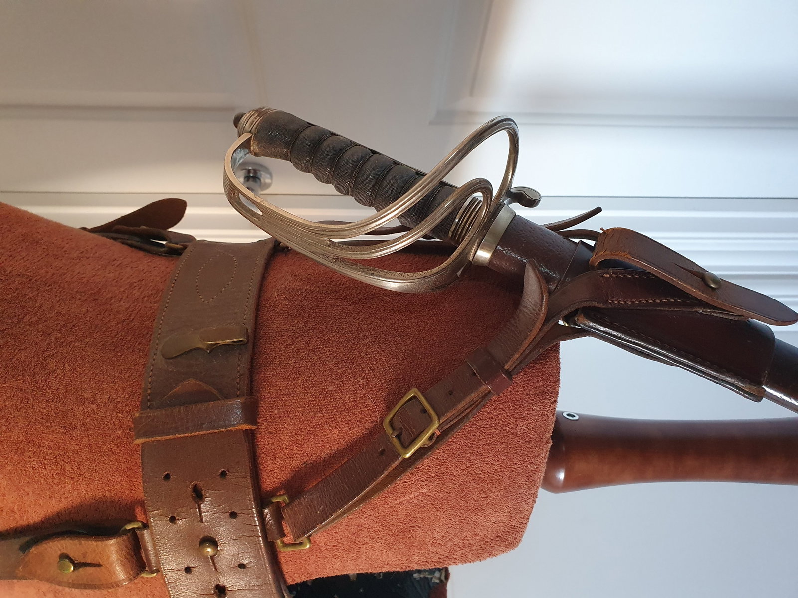 George V Royal Artillery officer sword: Title: George V Royal Artillery officer sword Description: Authentic George the 5th Royal Artillery officer sword R.Groves Woolich with leather belt, slings and leather scabbard, good condition with