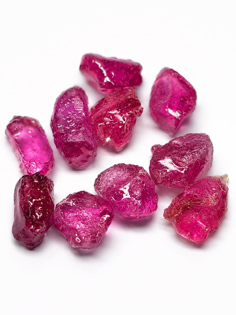 Natural Rough Ruby Lot – Uncut Red Corundum: Title: Natural Rough Ruby Lot – Uncut Red Corundum Description: Collection of natural rough ruby (red corundum), offered in its uncut and unpolished state. These rough gemstones display natural