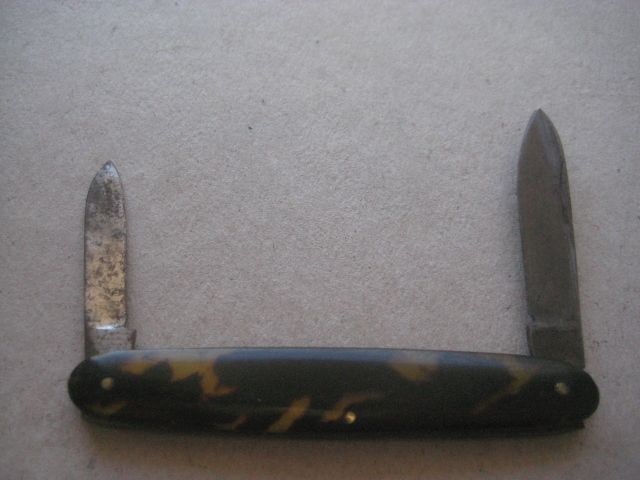 Vintage Twin Steel Bladed Folding Fruit Knife, c1920: Title: Vintage Twin Steel Bladed Folding Fruit Knife, c1920 Description: Vintage Twin Steel Bladed Folding Fruit Knife. Dates to around 1920. Length open is 5 Inches. 