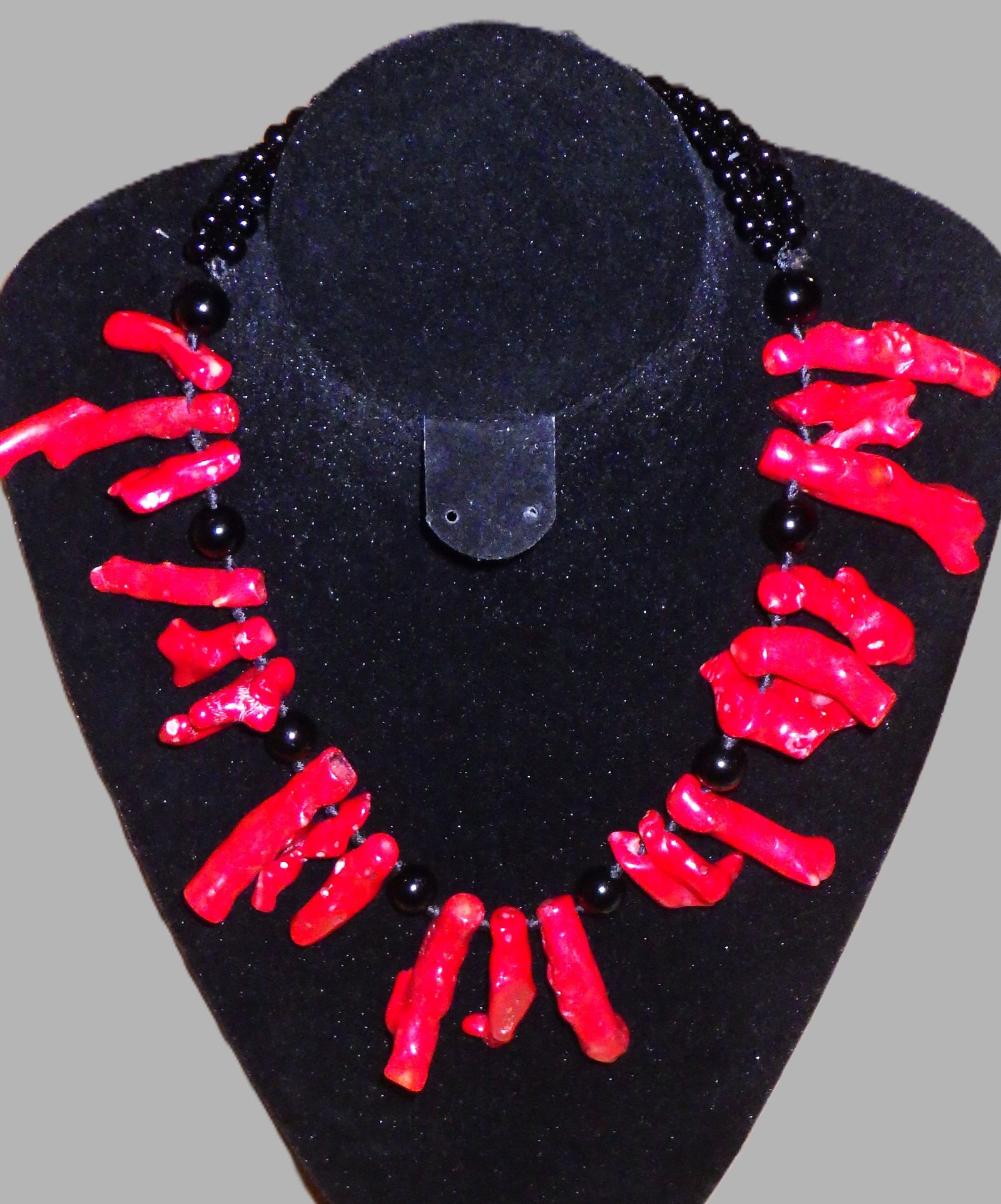 A very glamorous black onyx and red coral necklace: Title: A very glamorous black onyx and red coral necklace Description: A magnificent red coral and black onyx necklace, Length: 55 cm. Heavy, very satisfactory to wear! FREE DELIVERY IS INCLUDED!