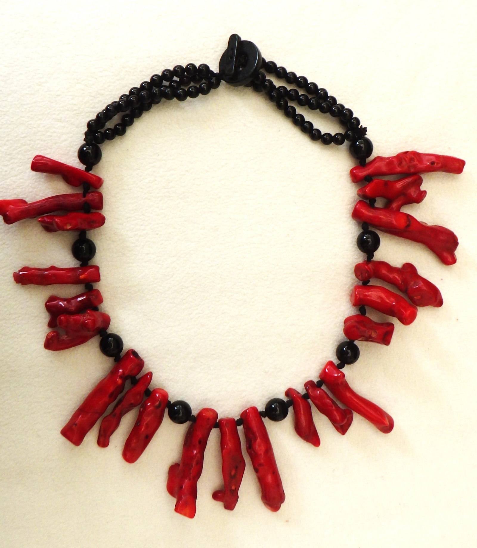 A very glamorous black onyx and red coral necklace - 2