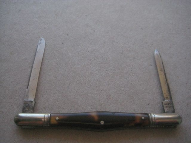 Vintage Twin Steel Bladed Folding Fruit Knife, c1920: Title: Vintage Twin Steel Bladed Folding Fruit Knife, c1920 Description: Vintage Twin Steel Bladed Folding Fruit Knife. Dates to around 1920. Length open is 4.75 Inches.