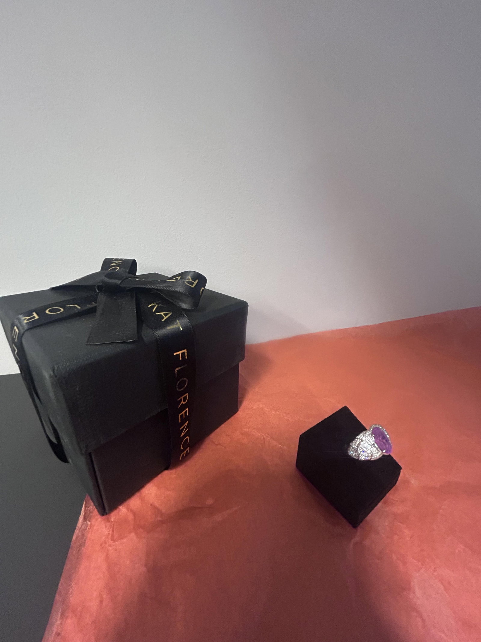 Bague Kat Florence Saphir Padparadscha, Origine Kashmir, Naturel Et Non Chauffé: Title: Bague Kat Florence Saphir Padparadscha, Origine Kashmir, Naturel Et Non Chauffé Condition: Used Delivery option: Delivery Location: AD Category: Jewellery