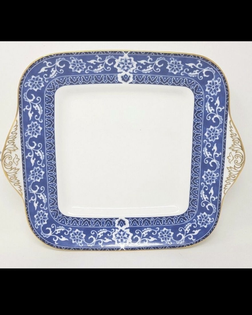 Wedgewood Bokhara Square Cake/Sandwich Plate With Gold Trim: Title: Wedgewood Bokhara Square Cake/Sandwich Plate With Gold Trim Description: Wedgwood Bokhara square cake plate. 28 x 24.5 cm approx Excellent condition Very rare Condition: Used Delivery