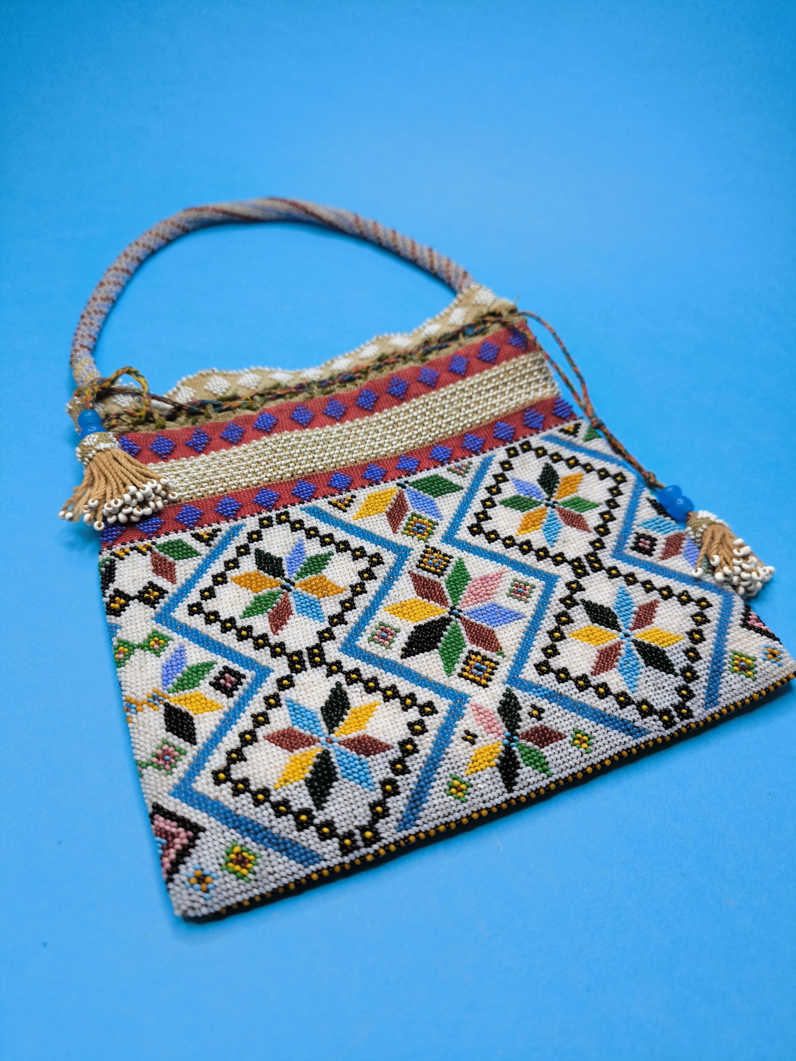 Antique American Native Beaded Bag 1880: Title: Antique American Native Beaded Bag 1880 Description: Antique American Native Beaded Bag 1880 Estimate:1200-3000$ All our items are carefully packaged and shipped with a tracking number.