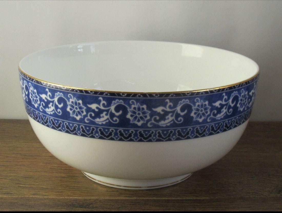 Wedgewood Bokhara Serving Bowl 8”: Title: Wedgewood Bokhara Serving Bowl 8” Description: Wedgewood Bokhara round serving bowl 8” approx. In good condition Very rare Condition: Used Delivery option: Delivery Location: