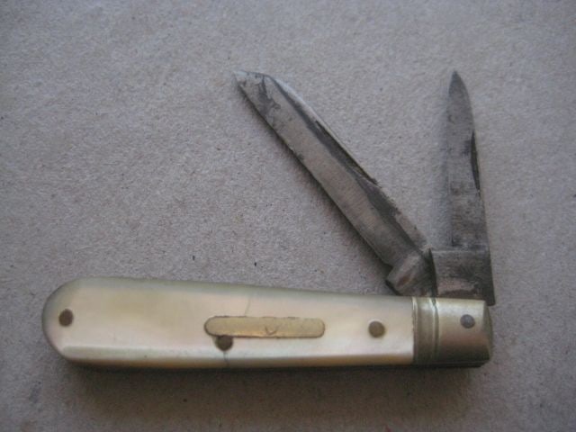 Antique French Mother of Pearl Hafted Twin Bladed Penknife, c1900: Title: Antique French Mother of Pearl Hafted Twin Bladed Penknife, c1900 Description: Antique French Mother of Pearl Hafted Twin Bladed Penknife. Dates to around 1900.