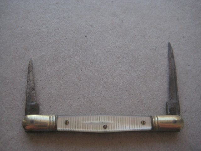 Victorian Mother of Pearl Hafted Twin Steel Bladed Folding Fruit Knife, c1900: Title: Victorian Mother of Pearl Hafted Twin Steel Bladed Folding Fruit Knife, c1900 Description: Victorian Mother of Pearl Hafted Twin Steel Bladed Folding Fruit Knife. Dates to aro