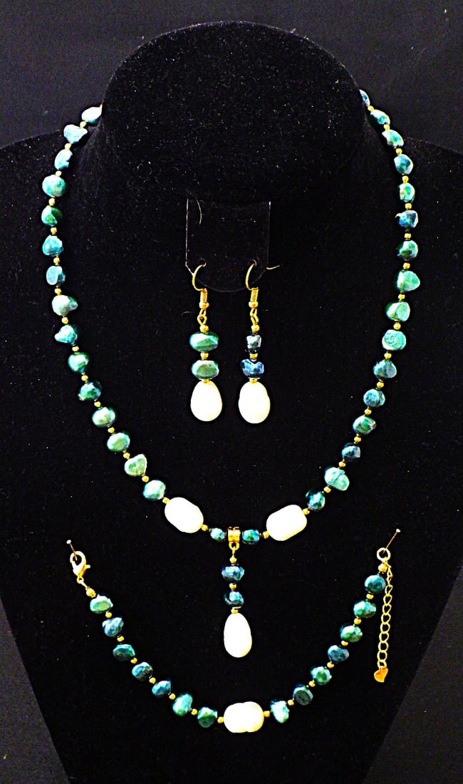 Green/blue & white cultured pearl necklace, bracelet & earrings set: Title: Green/blue & white cultured pearl necklace, bracelet & earrings set Description: A fabulous green/blue coloured & white cultured pearl necklace, bracelet & earrings set. Necklace