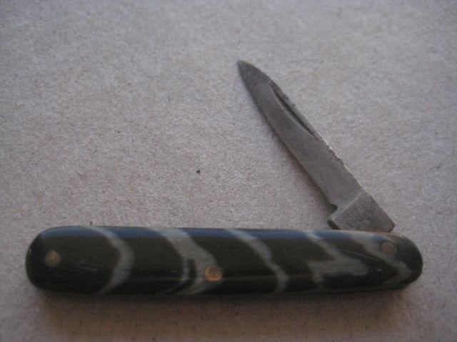 Vintage Black Hafted Miniature Penknife, c1940: Title: Vintage Black Hafted Miniature Penknife, c1940 Description: Vintage Black Hafted Penknife with a single steel blade. Dates to around 1940. Length