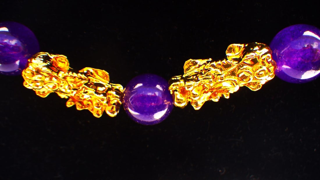 Chinese lavender jade necklace & earrings set with golden "pixius" - 2