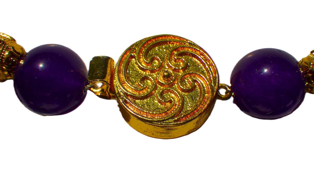 Chinese lavender jade necklace & earrings set with golden "pixius" - 7