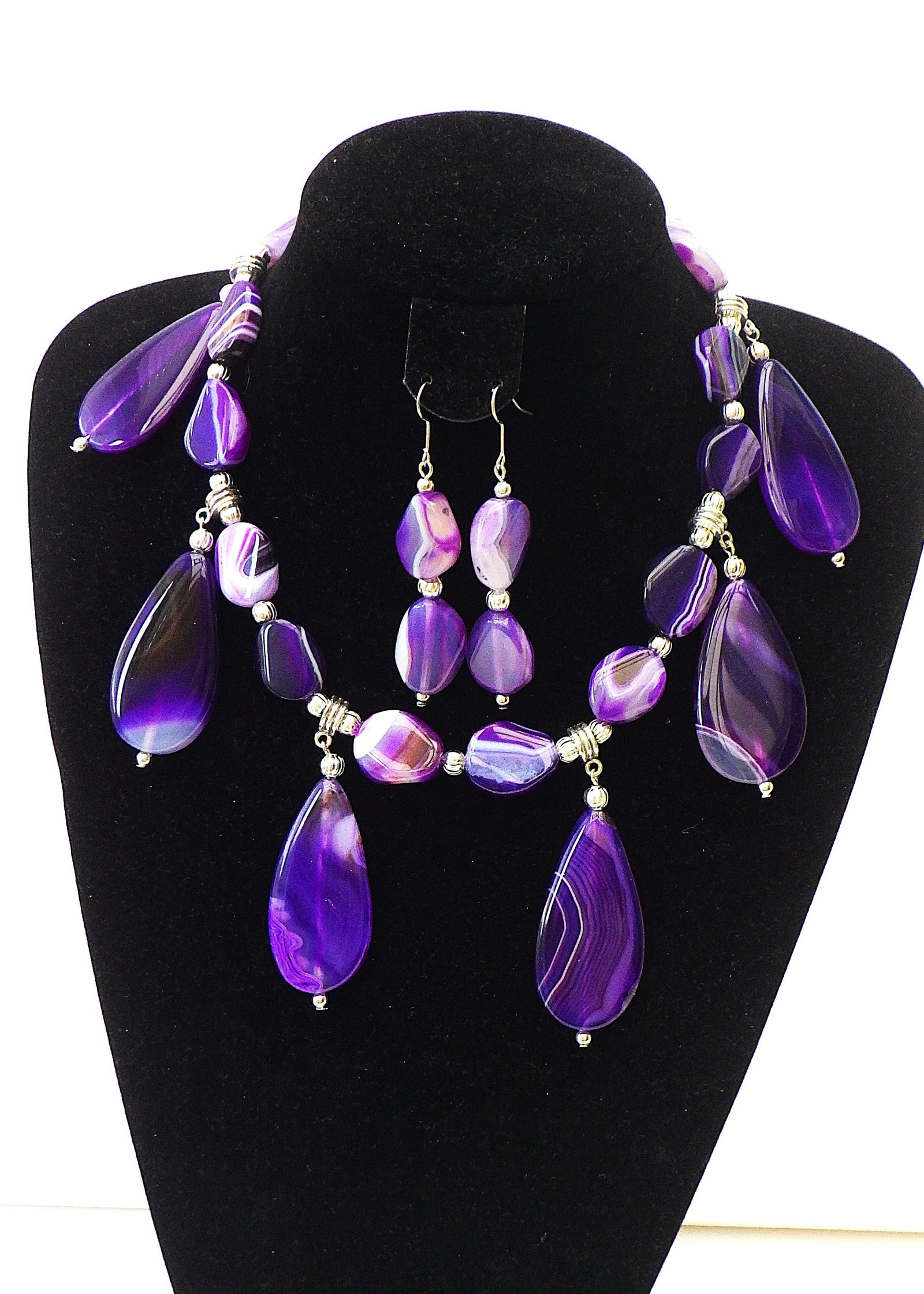 Glamorous banded purple agate necklace & earrings set: Title: Glamorous banded purple agate necklace & earrings set Description: A highly glamorous banded purple agate necklace & earrings set. Rare and unusual, uniquely created this set is for
