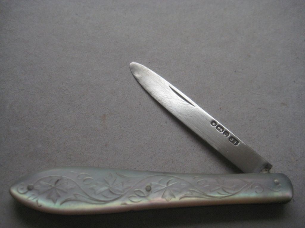 Victorian Mother of Pearl Hafted Silver Bladed Folding Fruit Knife: Title: Victorian Mother of Pearl Hafted Silver Bladed Folding Fruit Knife Description: Victorian Mother of Pearl Hafted Silver Bladed Folding Fruit Knife. Hallmarked for Sheffield 1887,