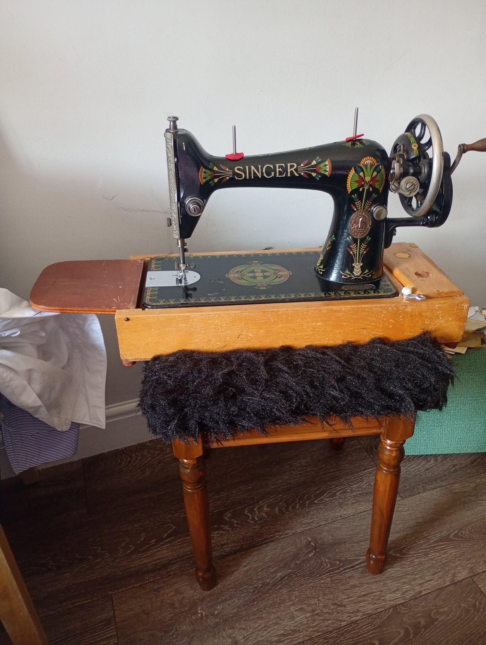Singer sewing machine: Title: Singer sewing machine Description: Vintage Singer sewing machine, circa 1950s–1980s, serial/model marking 8608128 66, in good working condition, complete with case. 