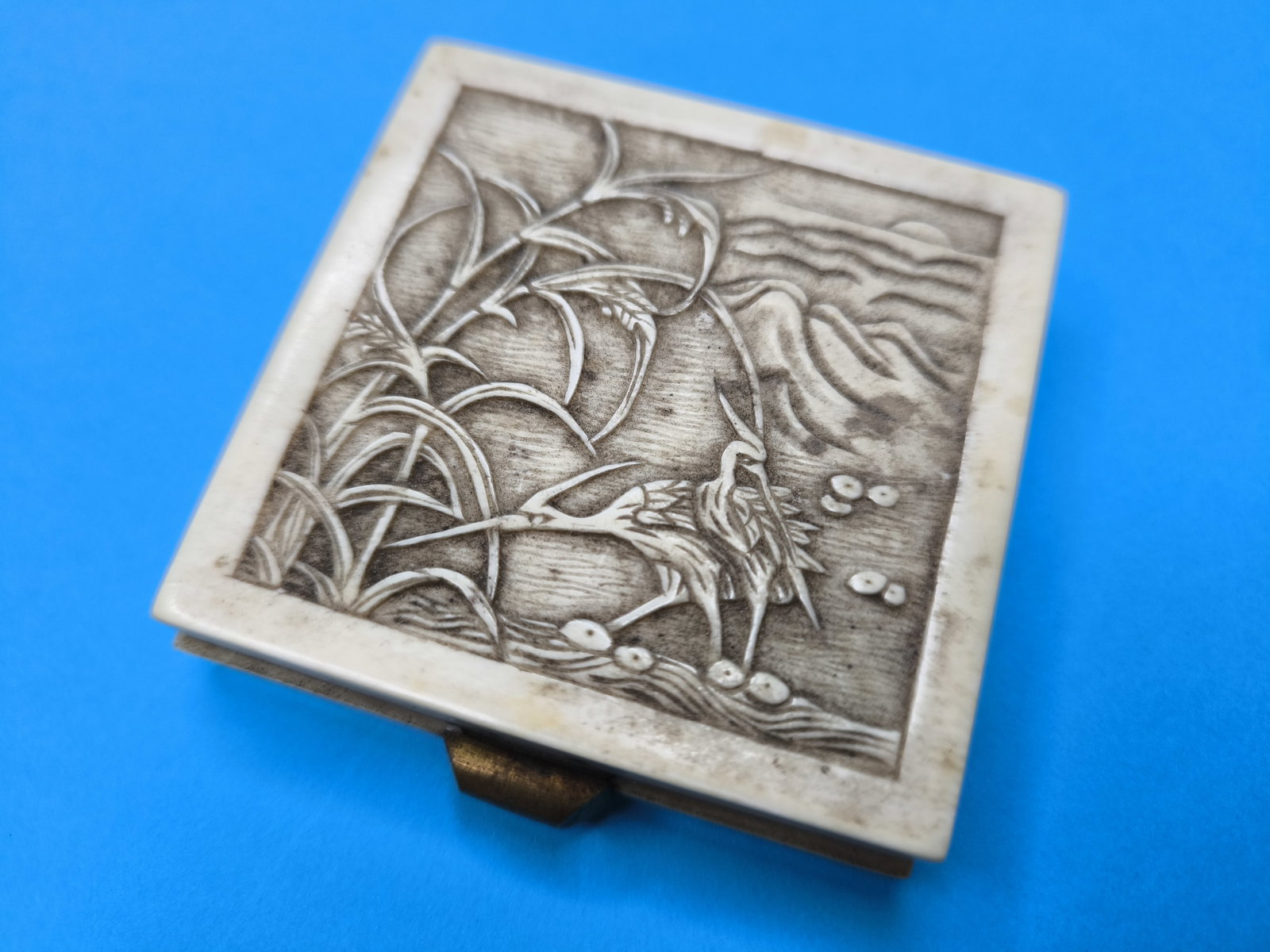 Antique Japanese Meiji Box Carved Bone: Title: Antique Japanese Meiji Box Carved Bone Description: Antique Japanese Meiji Box Carved Bone Estimate:150 - 350$ All our items are carefully packaged and shipped with a tra