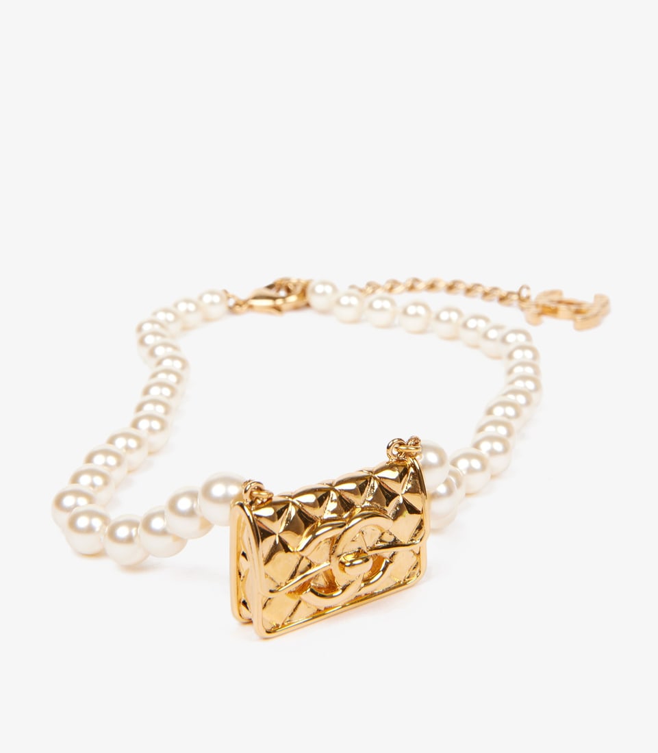 Chanel Faux Pearl Gold Tone Quilted Flap Bag Necklace: Title: Chanel Faux Pearl Gold Tone Quilted Flap Bag Necklace Description: Chanel Faux Pearl Gold Tone Quilted Flap Bag Necklace Product Details WG Ref: AAJ095 Brand: Chanel Model: Quilted Flap